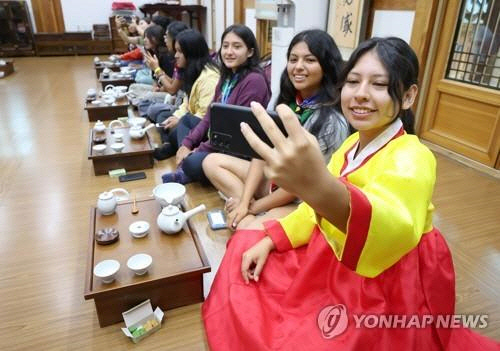 2023 새만금 세계 스카우트 잼버리에서 조기 퇴영한 볼리비아 스카우트 대원들이 지난 10일 경기도 수원시 팔달구 수원전통문화관 예절교육관에서 한복을 입고 사진을 찍고 있다. [수원=연합뉴스]
